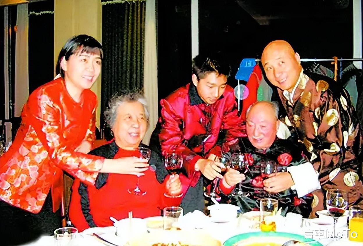 陈佩斯|没孝心?母亲去世不满15天,陈佩斯戴红围巾出镜,妹妹开心去旅游