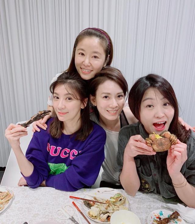 林心如|杨祐宁妻子晒聚会照，林心如贾静雯罕见同框比美，颜值难分伯仲