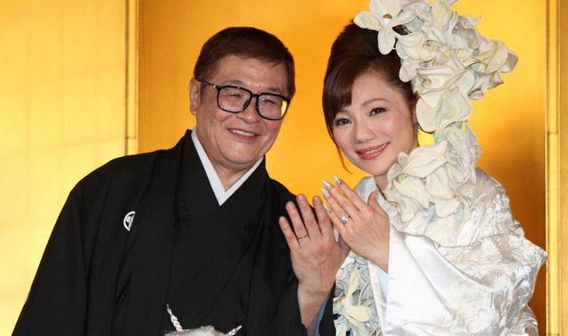 喜剧演员仲本工事车祸去世享年81岁,事发前正与小27年妻子闹离婚