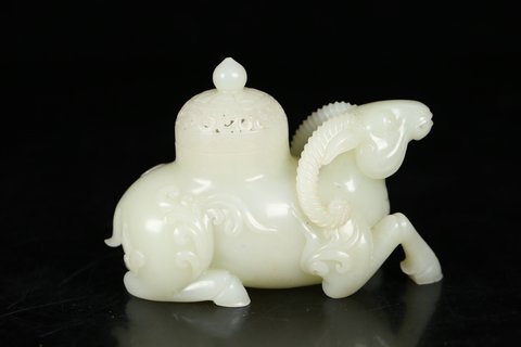 |旧藏 晚清和田玉羊香薰摆件
