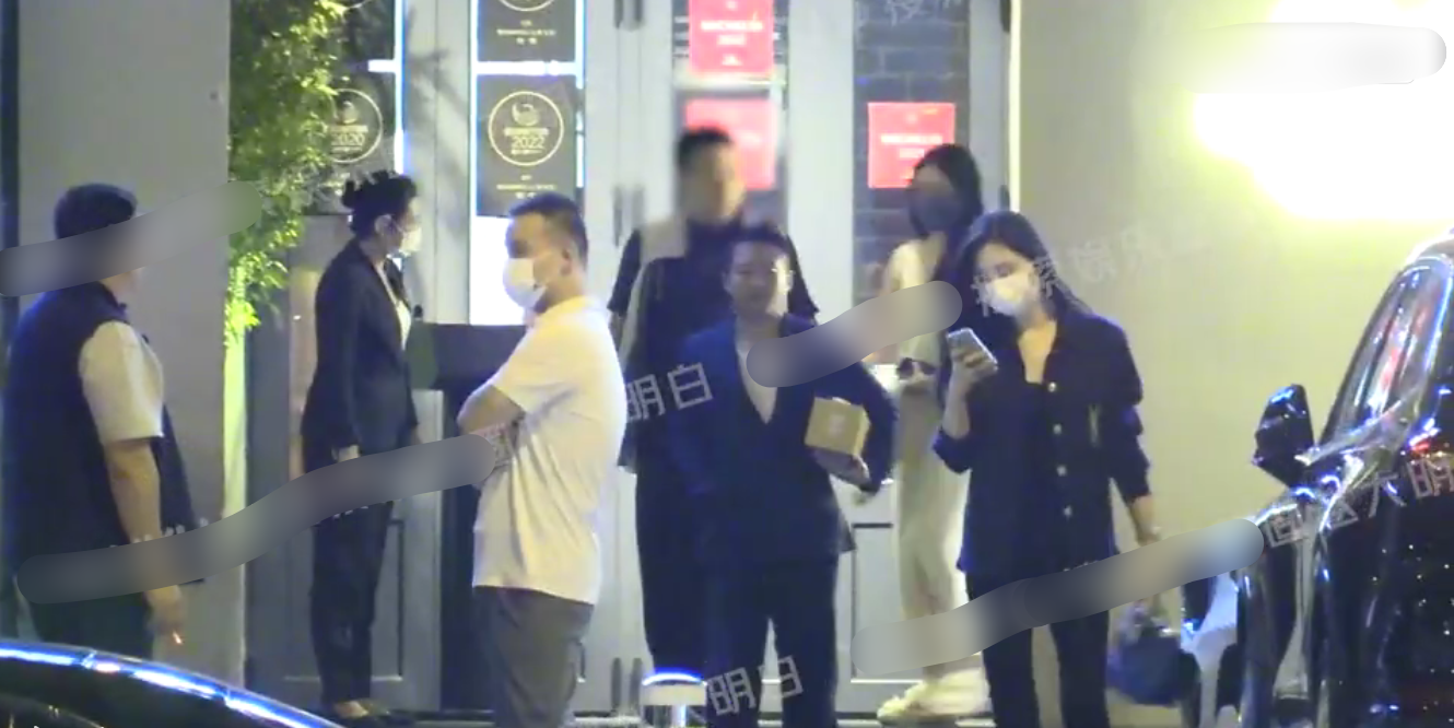 张颖颖|汪小菲张颖颖与人聚餐配合默契，张颖颖替汪小菲收名贵礼物不手软