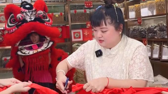 陈嘉佳|港星陈嘉佳内地开店！开业礼穿旗袍请舞狮表演，店内摆满名贵干货