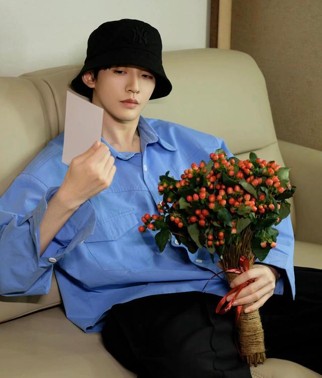 邓为|邓为小牌大耍?待爆剧未播人先糊了,接机现场被吐槽:好装