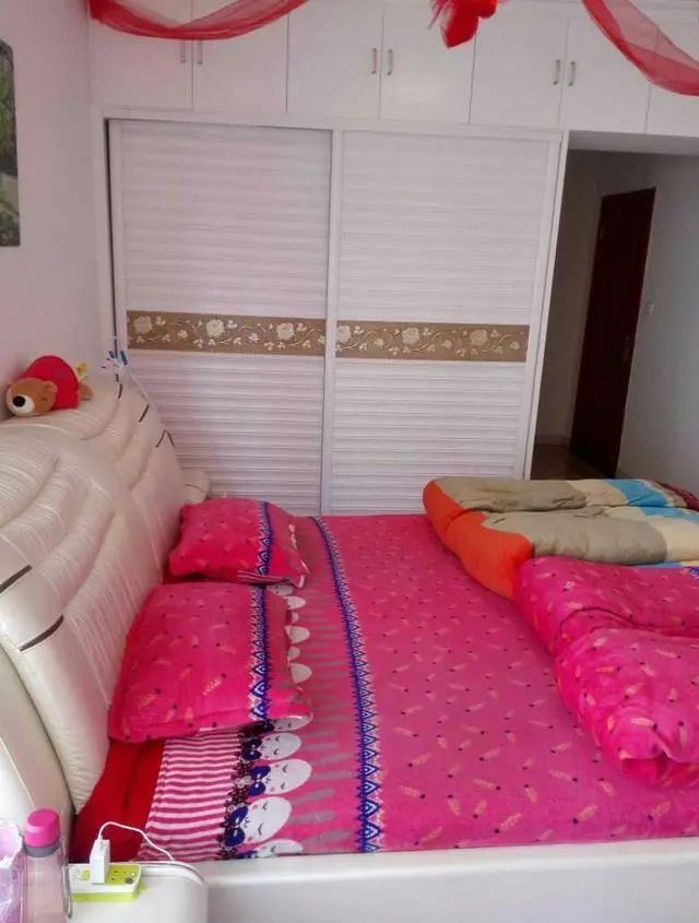 我们买房公婆装修买家具,听说花了20万,可一看沙发简直笑哭