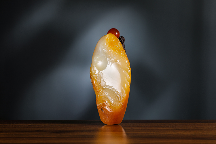 和田玉籽料|?「璞玉雅藏」和田玉籽料挂件 玉雕图案 《双龙护主》 玉雕大师精工之作