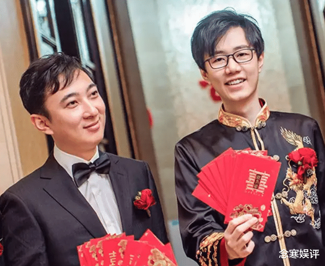 王思聪|王思聪被曝下农村体验生活，扛着锄头手插裤兜耍帅，还有美女作伴