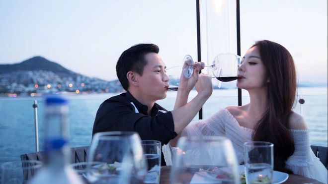 安以轩|安以轩发布浓妆照,为丈夫选择复出捞金