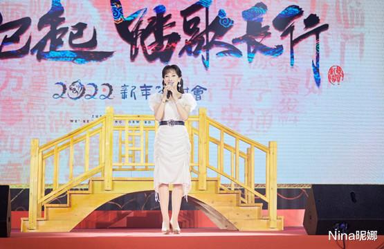 西装 真是美人坯子!69岁赵雅芝穿白色西装玩烟火棒,满面春光年轻得很