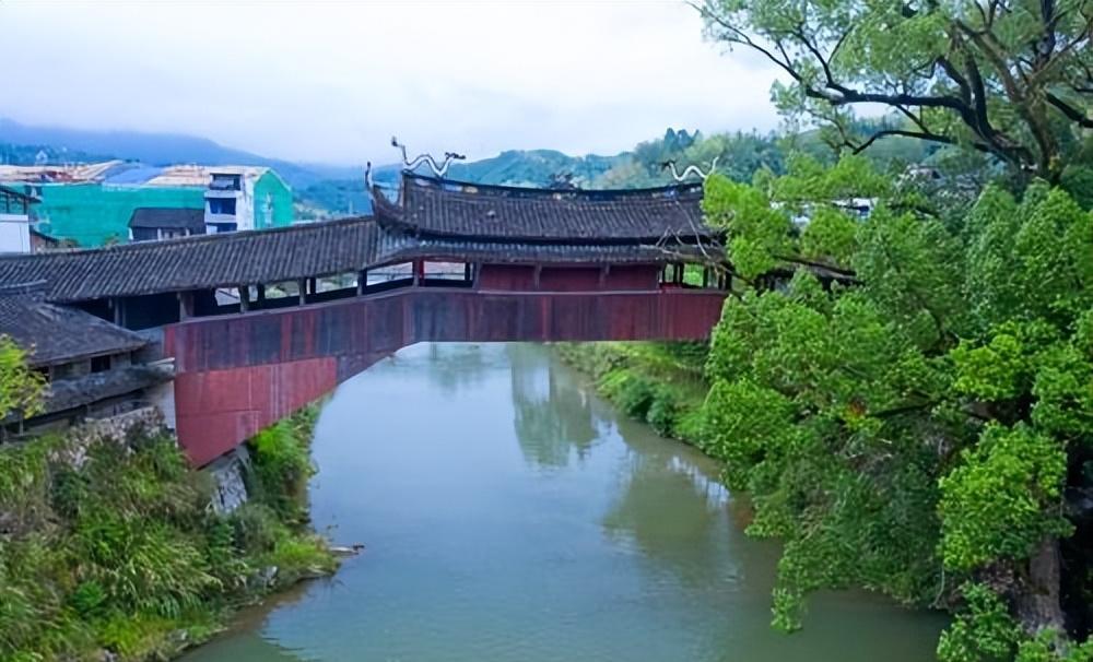 美食|这座懒居小城，生活节奏异常缓慢，却是一场被遗落的“廊桥遗梦”