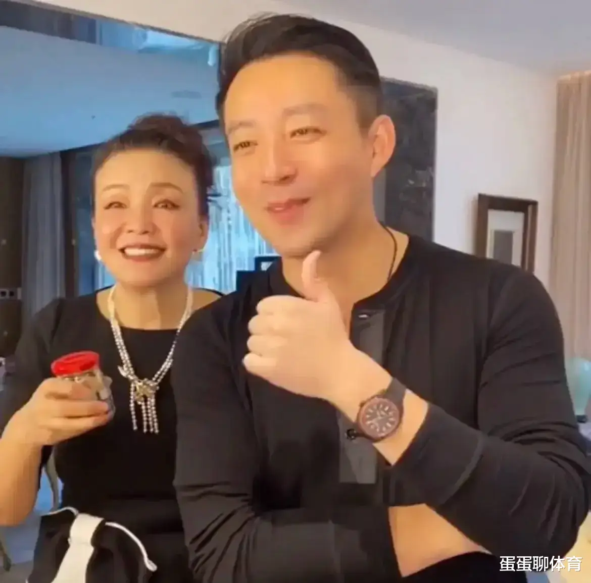 张兰|翻翻汪小菲他娘张兰的履历，吓人一跳