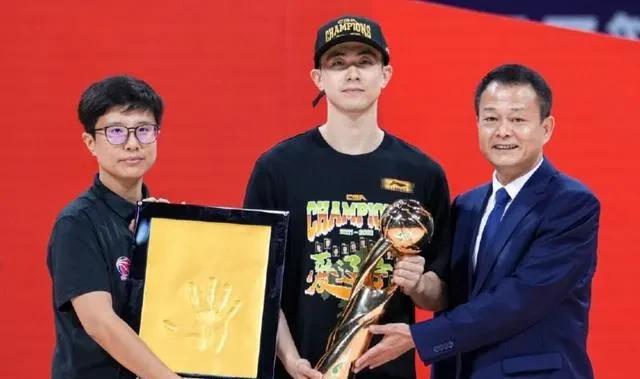 辽宁男篮|上午9点，CBA辽宁队老将主动提出降薪，FMVP或将迎来顶薪合同