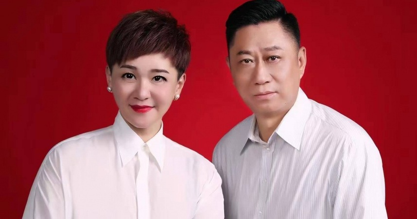 柯以敏|50岁柯以敏丧夫四年低调再婚，与二婚老公结婚照曝光，甚是般配