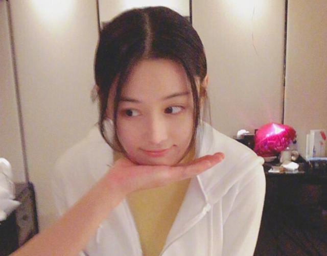 王子文|何捷把张馨予当成女儿宠！他的手机里全是她，叫她“小孩”太甜蜜