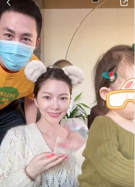 阿拉丁|杜淳在家给老婆做棉花糖,与王灿贴脸秀恩爱,夫妻同框像隔代人