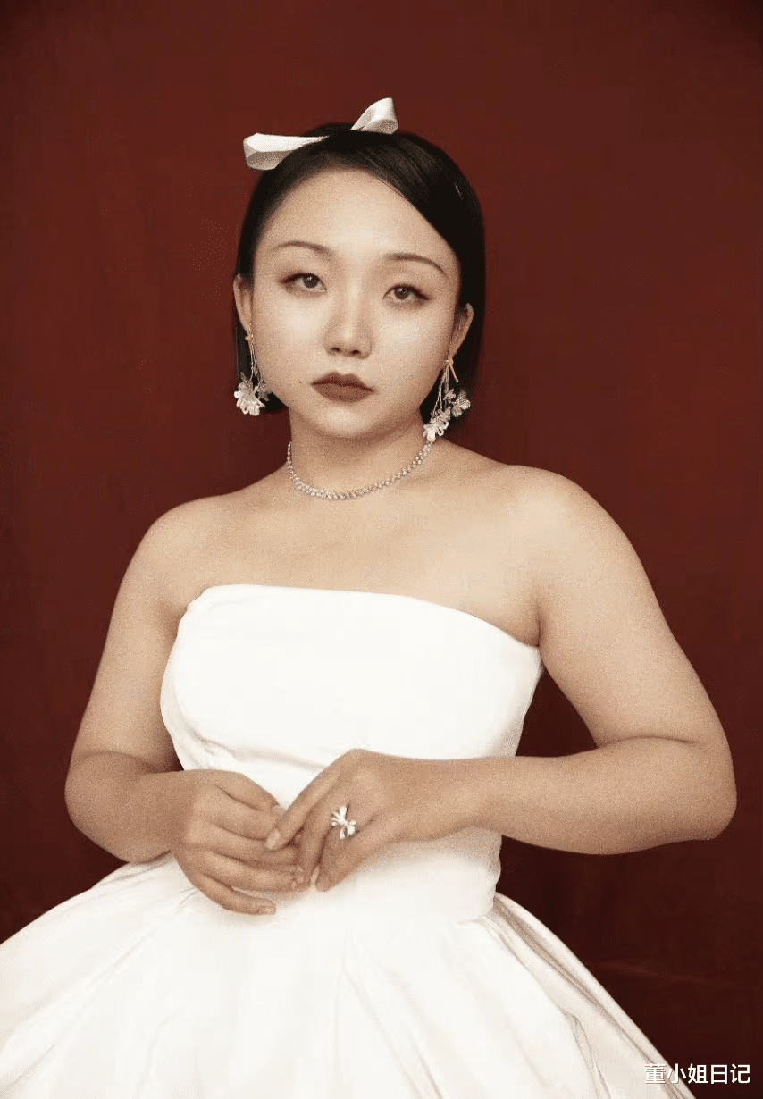 迪丽热巴|王鸥一改往日淑女风，身穿紧身礼裙大秀身材，让人直呼：好妩媚