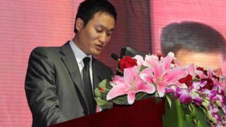 男子用200万赚到4亿，曾经戴名表开豪车，如今穿60元的地摊货