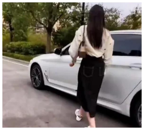 陈萌|陈萌晒北京房产证!疑大衣哥出钱写她的名,为下一代教育太精明