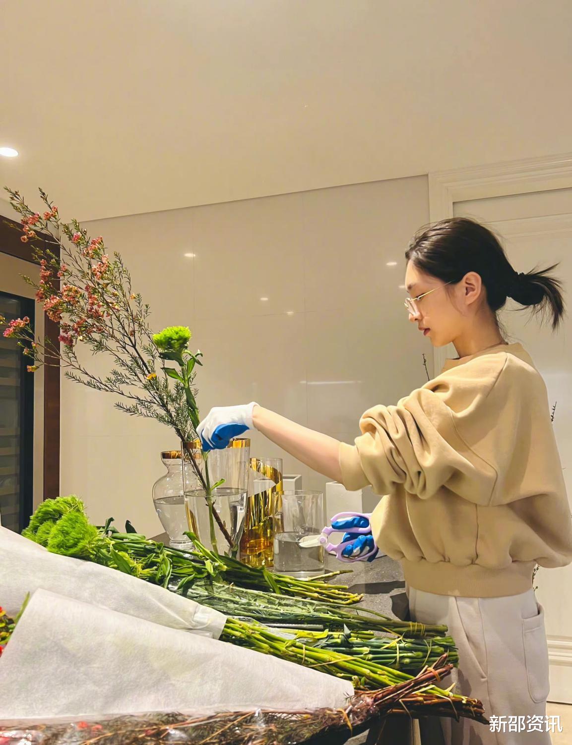 35岁江疏影亲自干活装扮豪宅,鲜花堆满地板,客厅设计低调奢侈