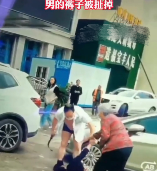 医院负责人当街抽打女子,打人的形象,让人想起来地主黑社会