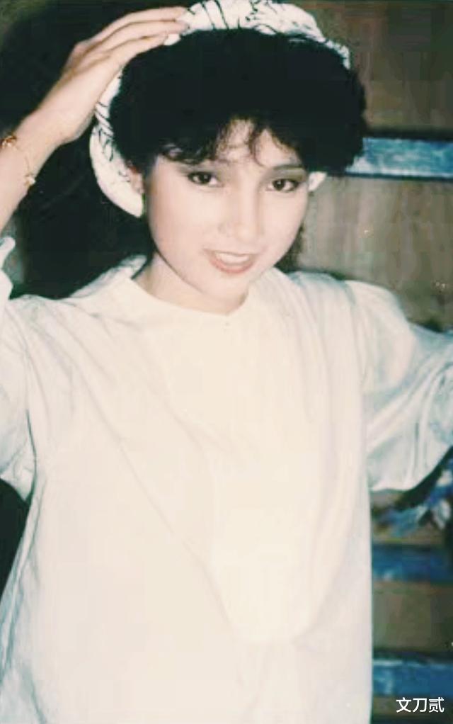 戚美珍|60岁戚美珍，与苗侨伟恩爱32年，嫁对了人到底有多幸福