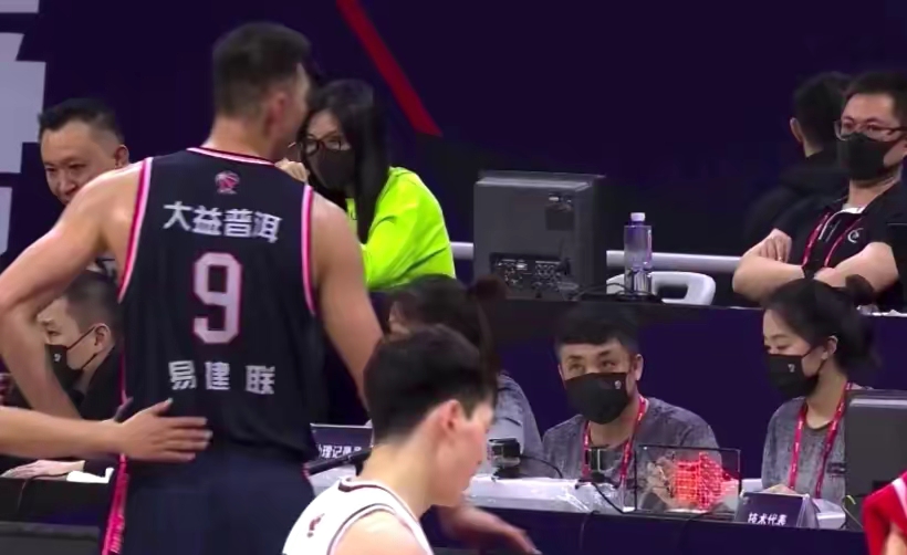 切尔西|破案了！易建联犯规失误，为何杜锋没有大发雷霆，反倒是好言安慰？
