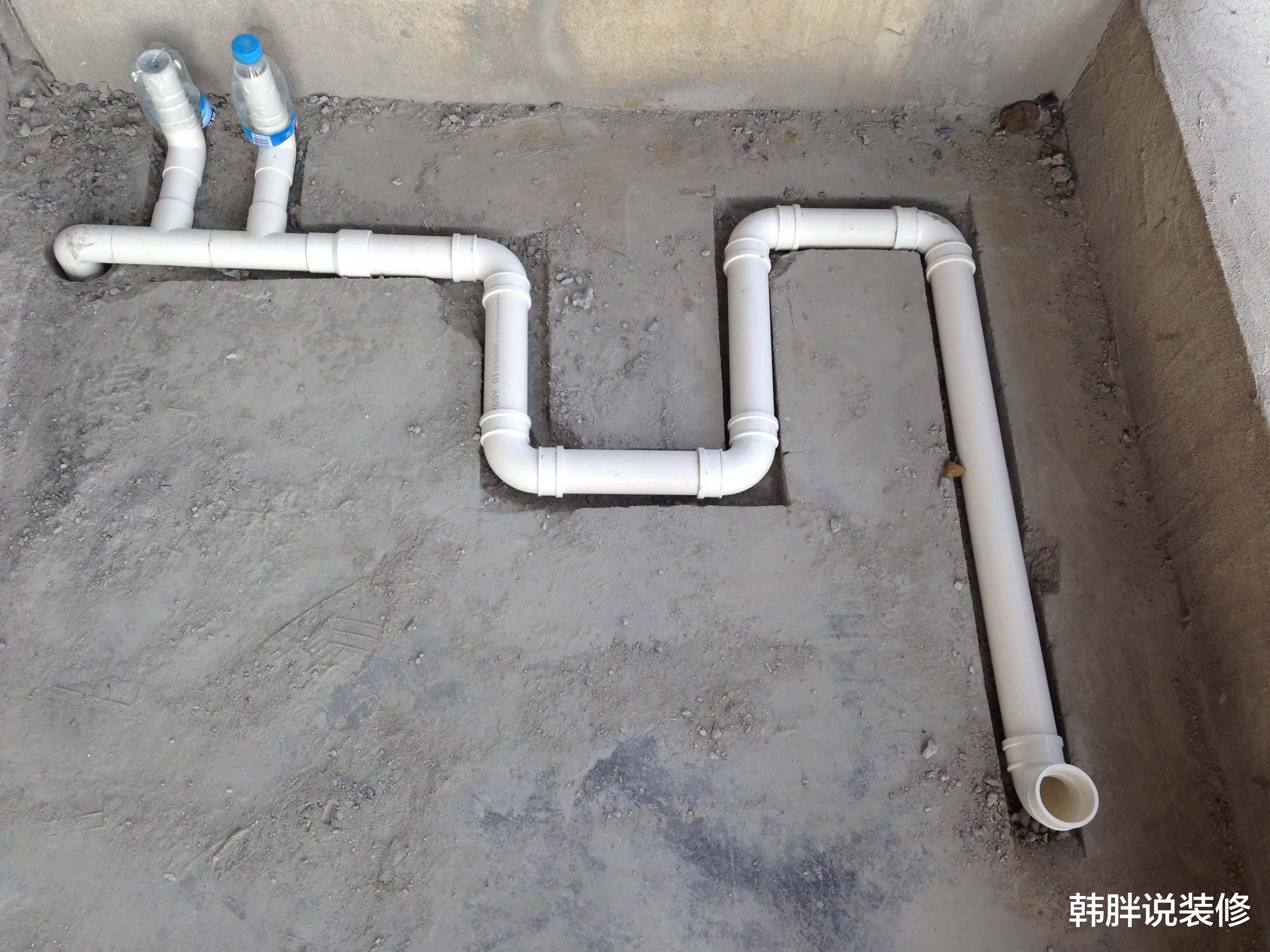 楼上的邻居把阳台改成厕所,我就笑笑不说话,1个月后哭着拆掉了