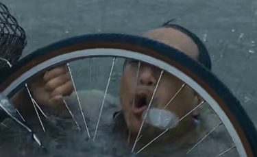 英伟达|全球停电，手机电脑不能用，交通停滞，原始生活开启！日本灾难片生存家族