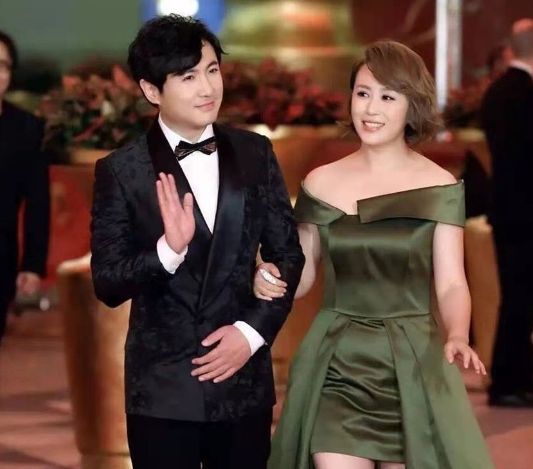 沈腾|沈腾带妻儿聚餐!喝多酒脚步虚浮哈欠连连,王琦身材发福似路人