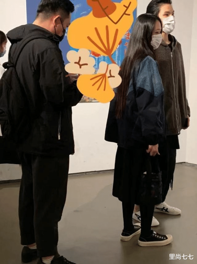 向佐|郭碧婷变黏人精带女儿探班，罕见穿貂却翻车，全程捧肚比向佐还胖