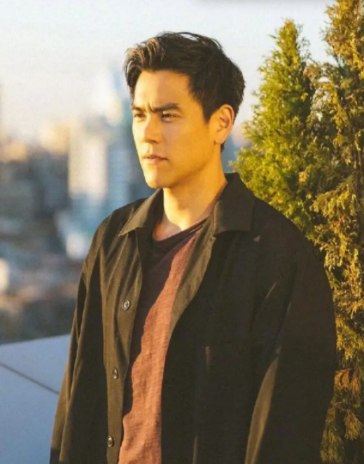 彭于晏|彭于晏现身上海某小区做核酸，引发轰动遭蹲守，还被误会当志愿者