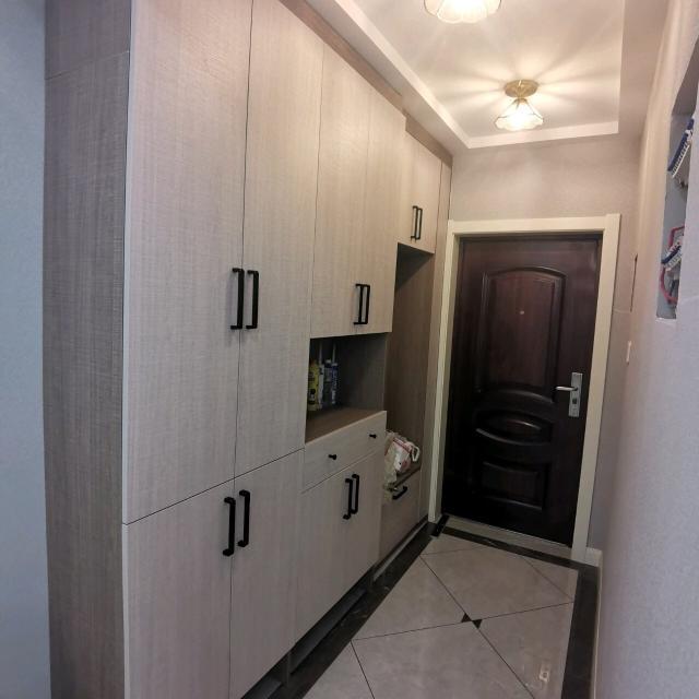 新房正在通风中提前晒晒,入户鞋柜很实用,电视墙漂亮又大气!