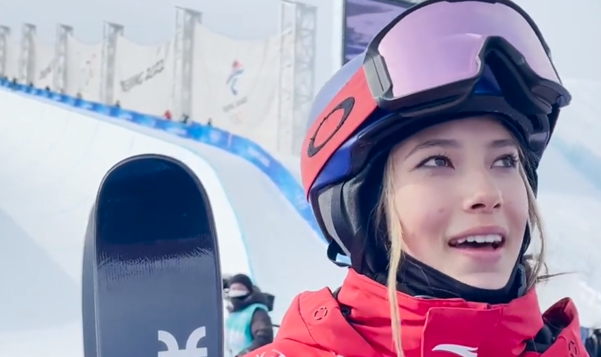 谷爱凌|谷爱凌回应头盔外留两缕头发的原因,真相令人大呼可爱