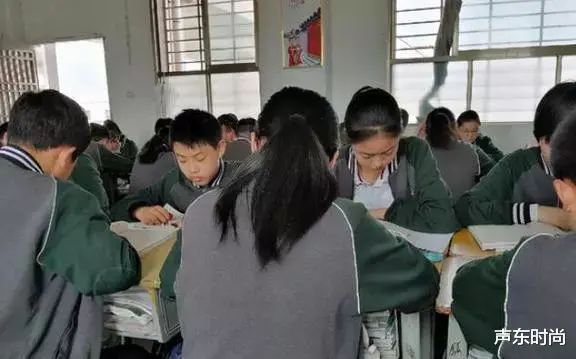 早恋|“防早恋校服”火了,学校和学生斗智斗勇,黄磊却支持“早恋”