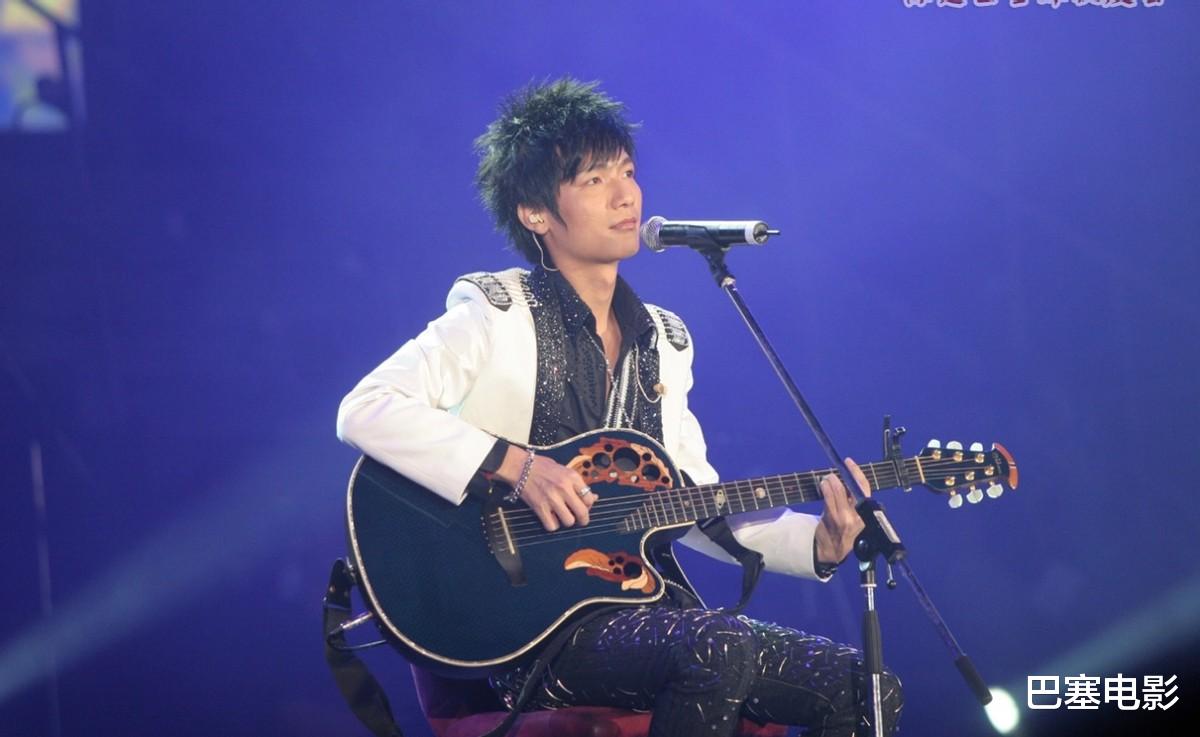 李佳航|过气选秀冠军的窘境：退圈换脸、商场走穴、被资本抛弃，一地心酸