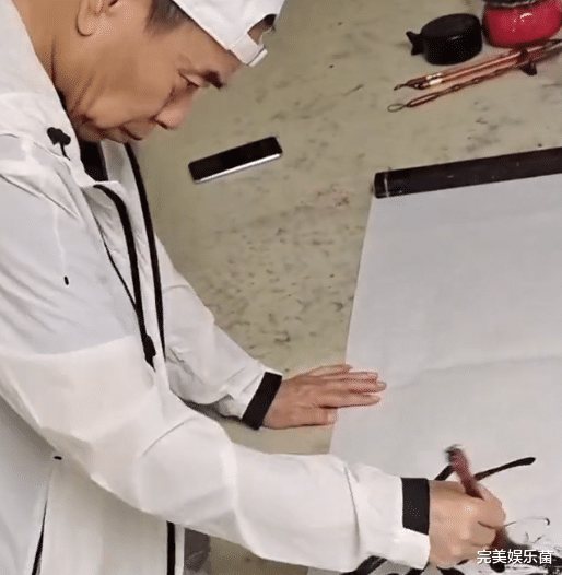 潘长江|潘长江家中画国画惹争议,自曝每幅作品值千万,网友:假酒后遗症