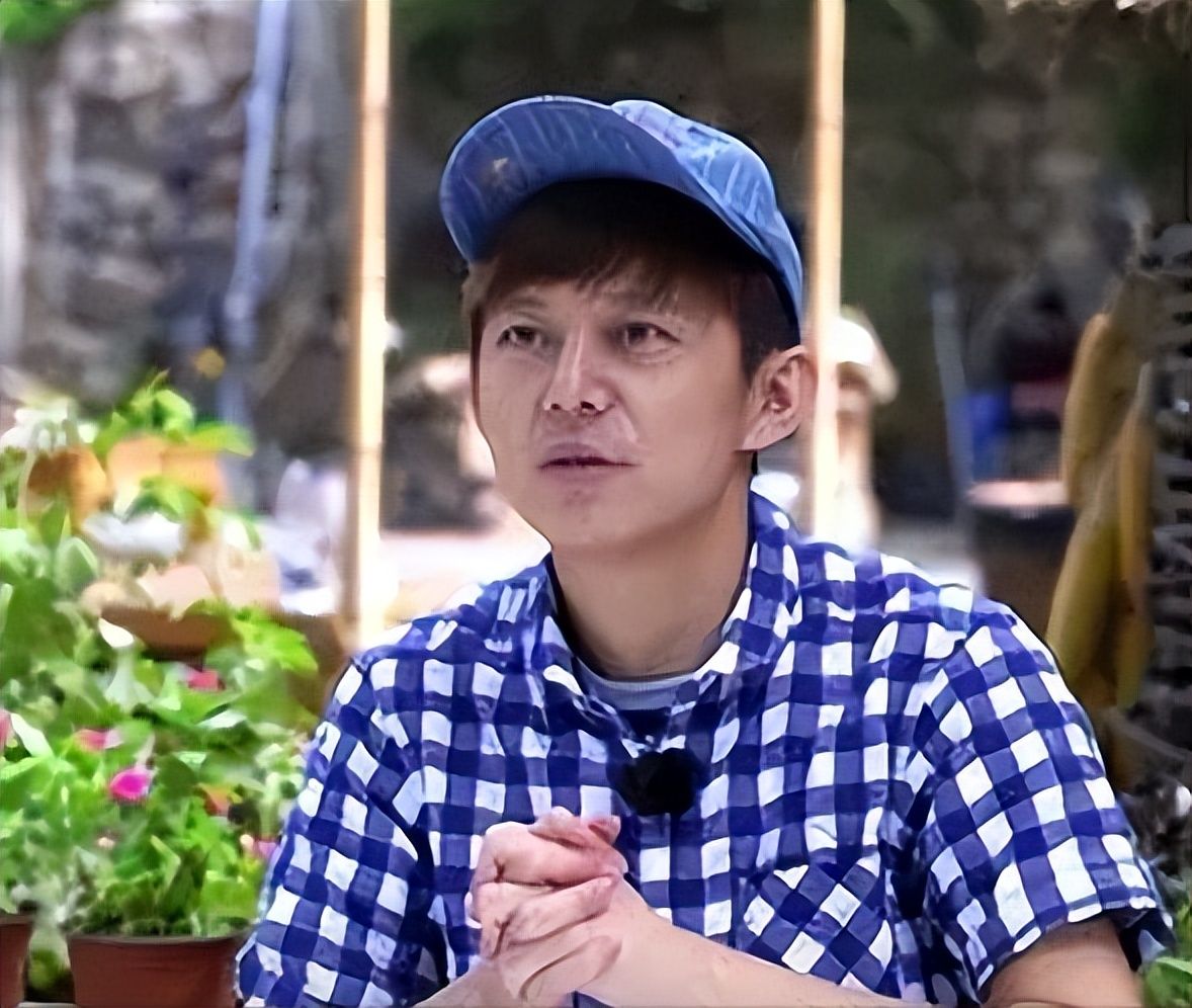 何炅|傻白甜女星惨被换角?何炅太懒了?华晨宇动手打路人?