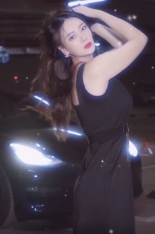 热舞|32岁王李丹妮停车场热舞!穿开叉裙大秀长腿