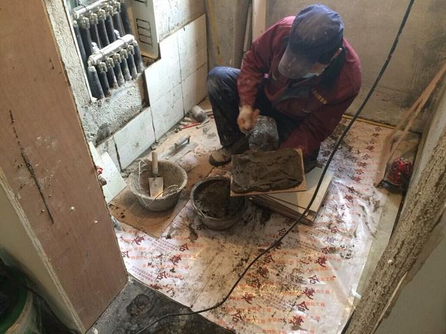 厨房和卫生间装修时，装修工人先铺墙砖再铺地砖，是在偷懒吗？