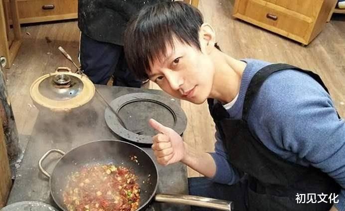 何炅|何炅面馆正式开业!路人连吃3碗“牛肉面”,结账时:不会再来