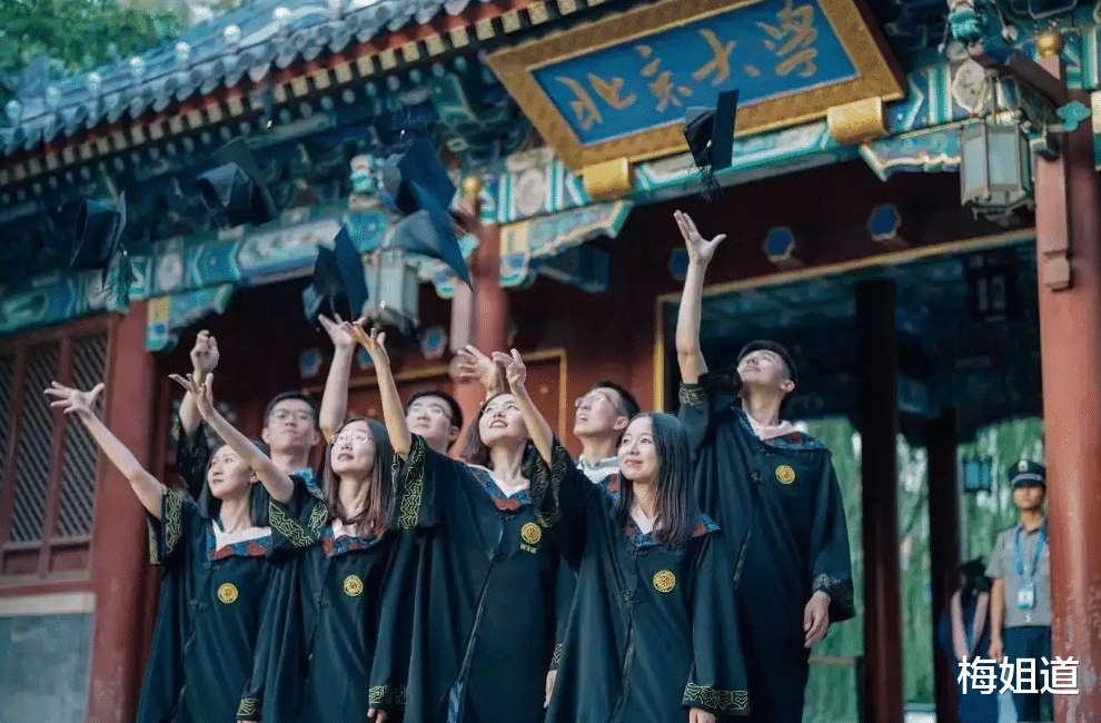 教师|教师行业太卷了！二三线城市招聘11名老师，共有7人来自清华北大