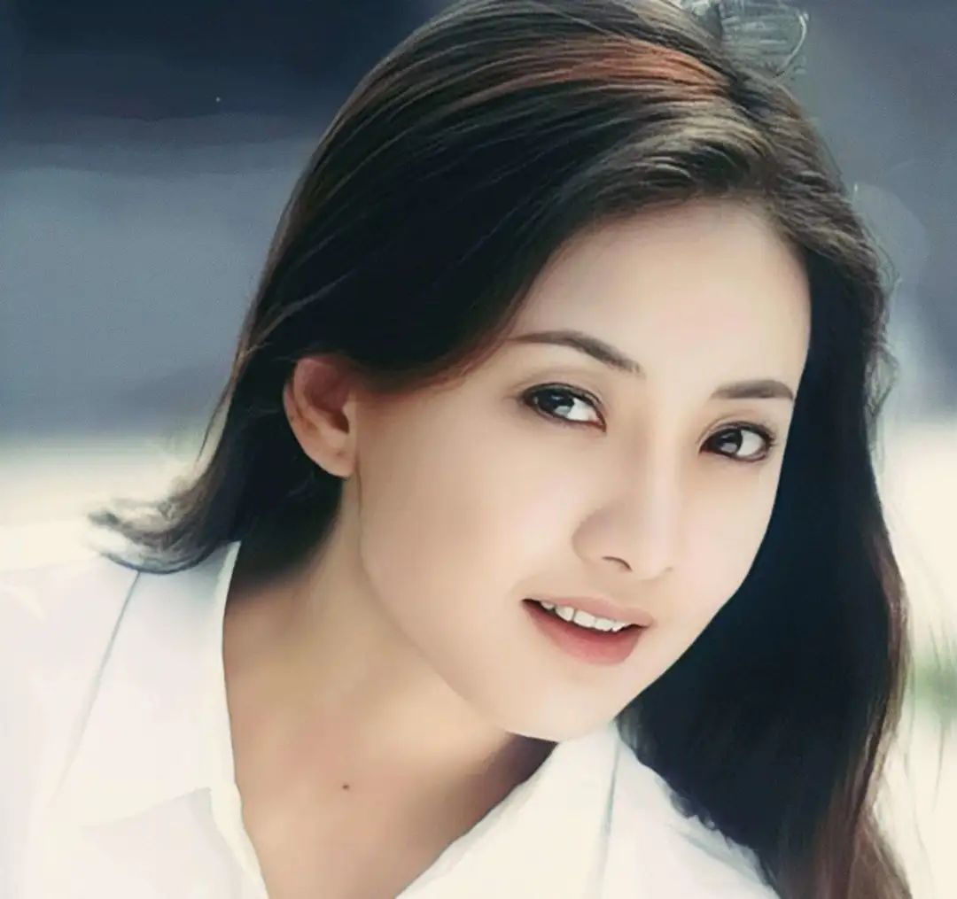 牛莉|49岁牛莉疑整容失败,近照曝光模样大变,网友直呼认不出!