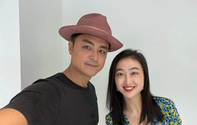 明道|明道牵着两岁儿子现身上海商场，孩子偏瘦，衣服宽松像大了两个码