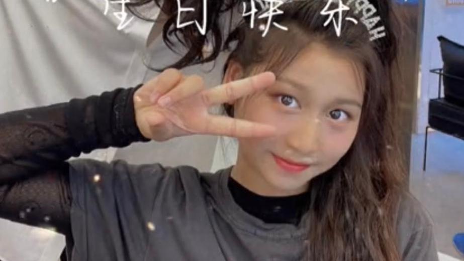 陈浩民|陈浩民为大女儿庆生，11岁陈雅薷帮妈妈下厨做菜！穿衣打扮显成熟