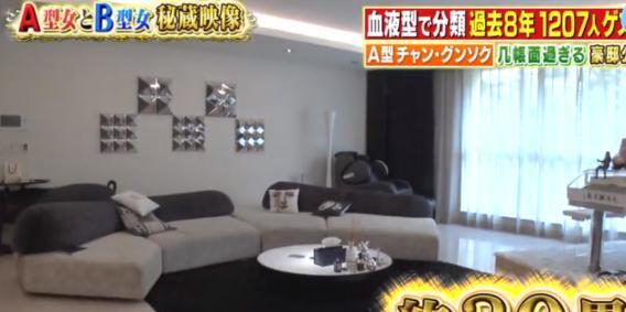 参观张根硕在韩国的豪宅，家里起码有千件衣服，衣帽间堆得满满的