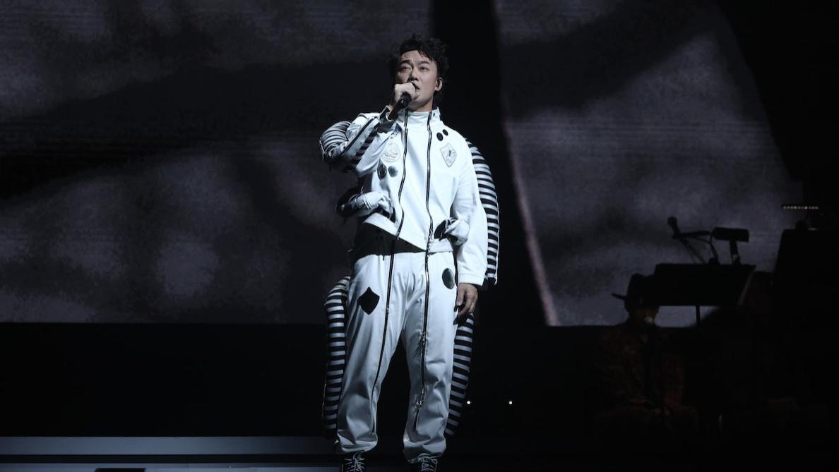 陈奕迅|陈奕迅演唱会座无虚席，连唱30首歌冷门曲偏多，甘比舒淇兴奋狂呼
