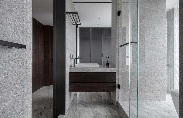 150㎡现代极简，净白的墙面，加入木质感，满屋自然轻松的体验