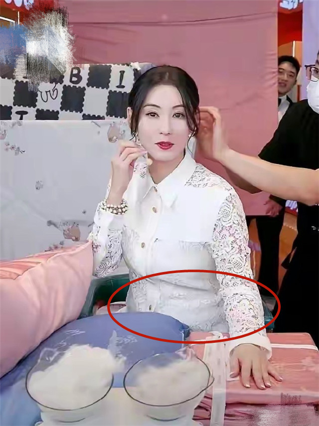 张柏芝|张柏芝直播凸肚明显疑怀四胎,已与谢霆锋和解,三胎生父仍是谜