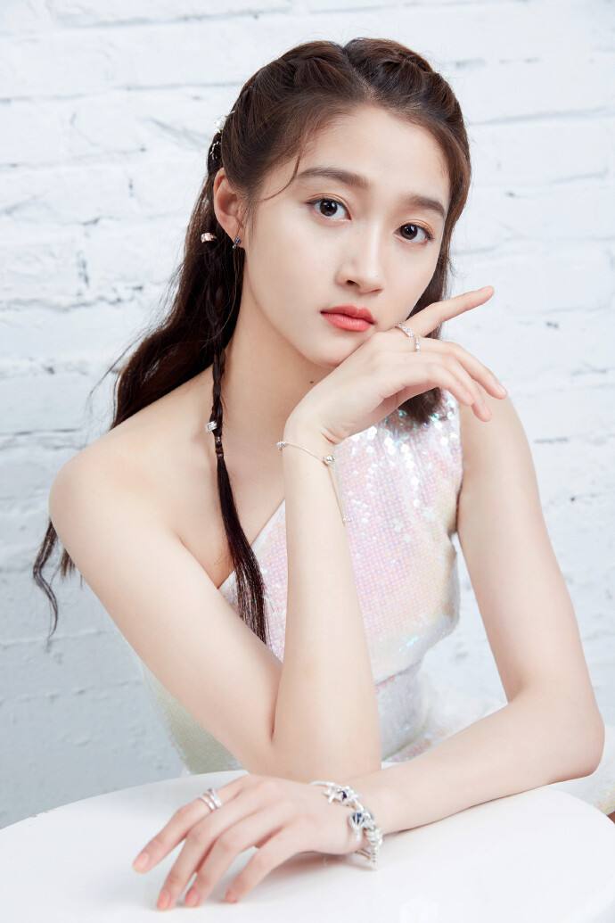 燕双鹰|国民闺女又想十八变？关晓彤鼻梁突出，网友猜疑她对脸上动手了