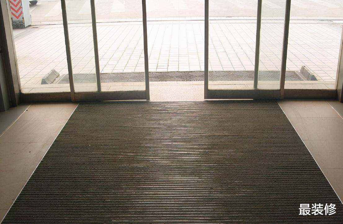 门口除了放地垫，还能放什么？这种做法虽然少见，但很实用！