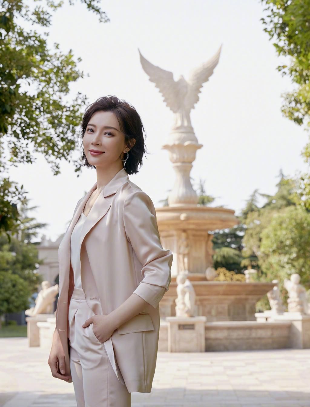 春夏穿搭 女人上了年纪后,为什么都喜欢“剪短发”?看到这些阿姨就明白了